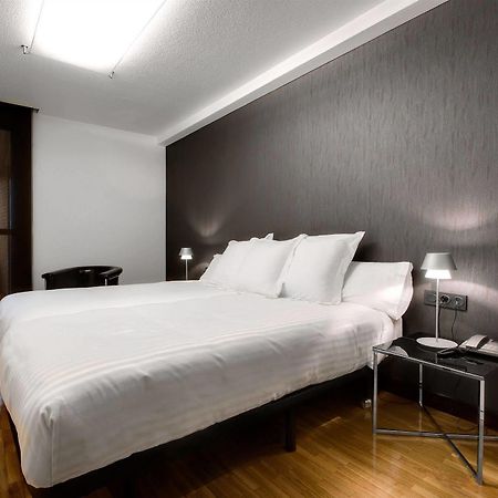 Apartamentos Mendebaldea Suites Pamplona Ruang foto