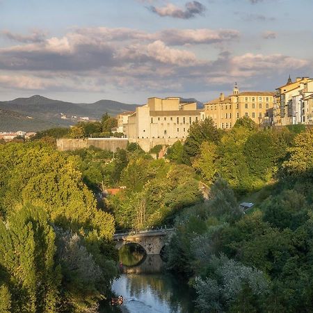 Apartamentos Mendebaldea Suites Pamplona Bagian luar foto