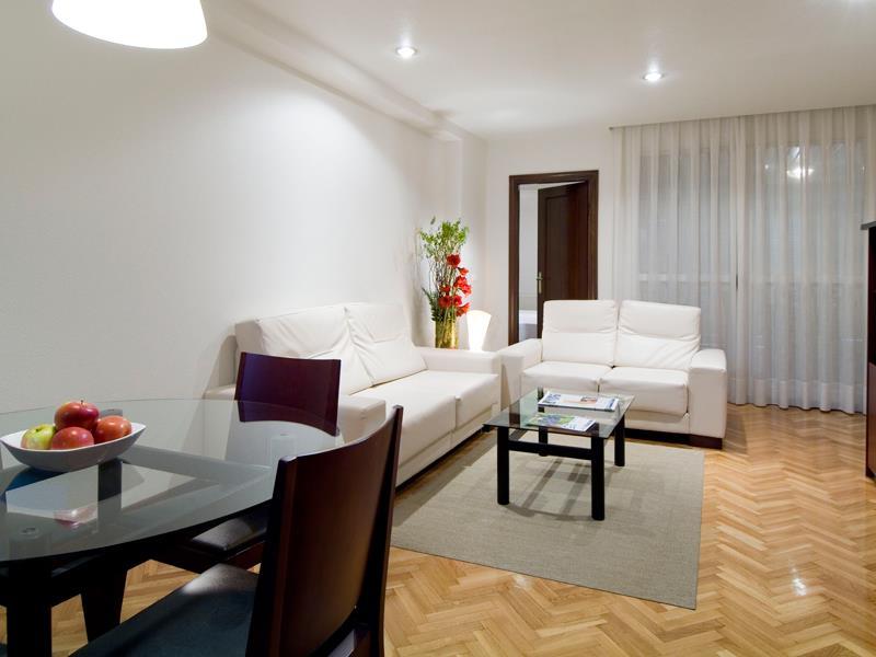 Apartamentos Mendebaldea Suites Pamplona Interior foto
