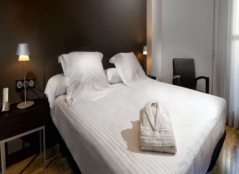 Apartamentos Mendebaldea Suites Pamplona Bagian luar foto