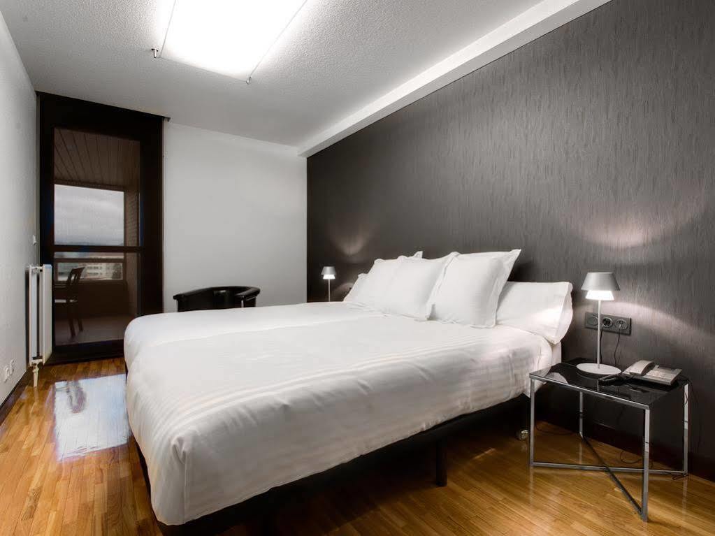 Apartamentos Mendebaldea Suites Pamplona Bagian luar foto