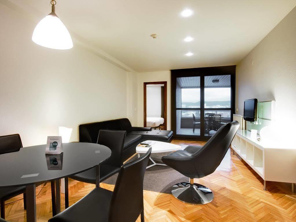 Apartamentos Mendebaldea Suites Pamplona Bagian luar foto