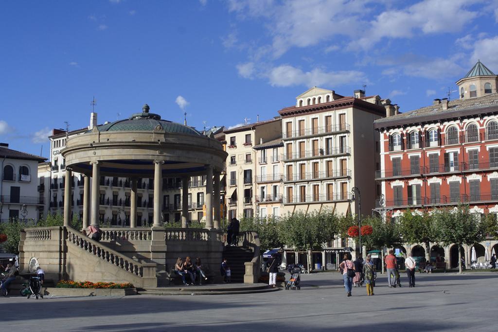 Apartamentos Mendebaldea Suites Pamplona Bagian luar foto