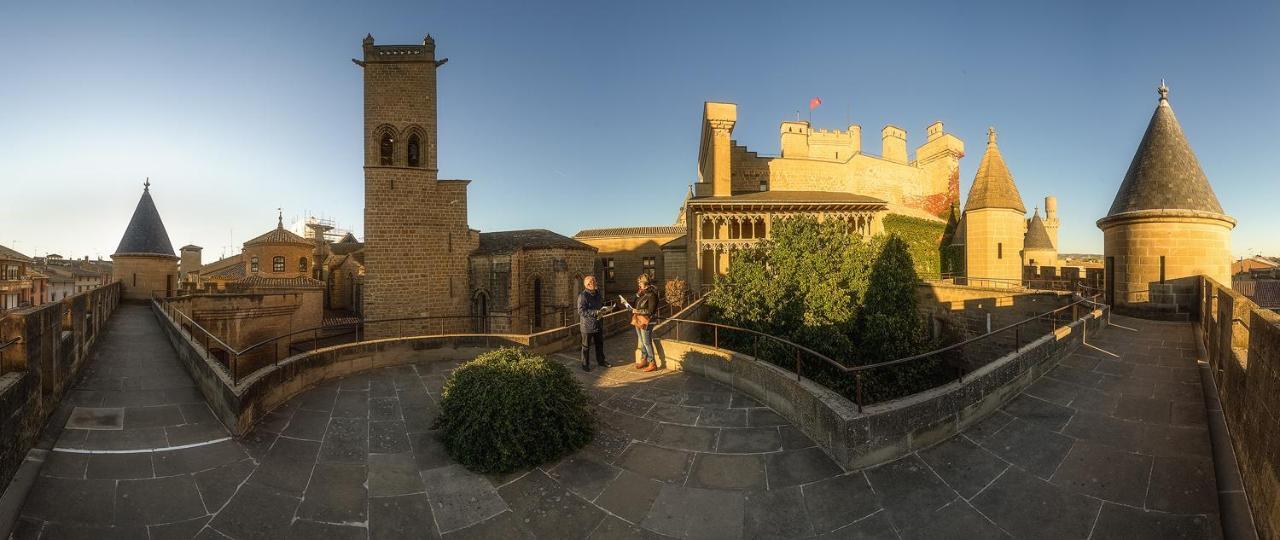 Apartamentos Mendebaldea Suites Pamplona Bagian luar foto